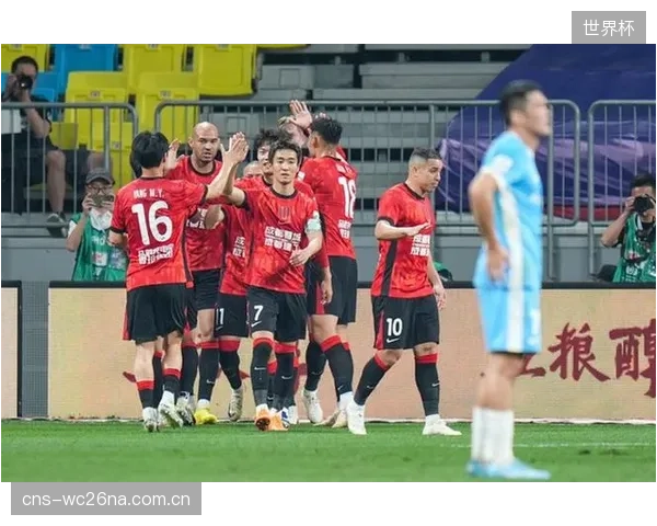 成都蓉城半程豪取37分领跑积分榜,其攻防两端的统治级表现成为联赛焦点。 成都蓉城半程豪取37分领跑积分榜,其攻防两端的统治级表现成为联赛焦点。